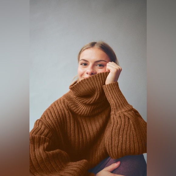 UO Mia Turtleneck Cropped Sweater - XS Bronze - Picture 2 of 6